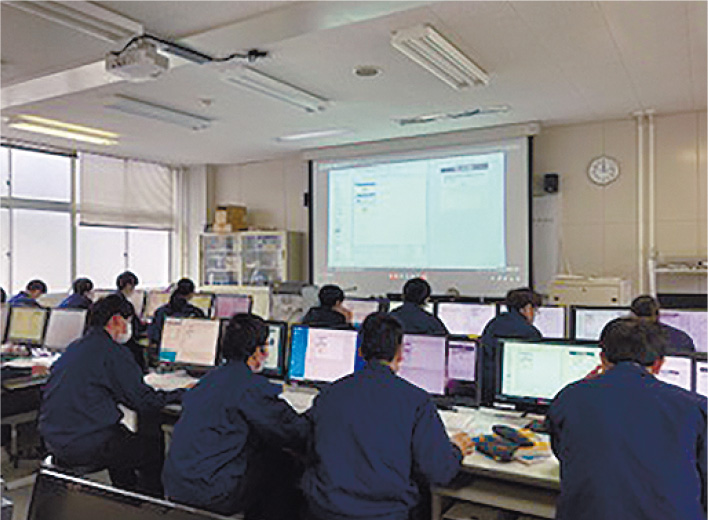 写真:RPA授業で学ぶ生徒
