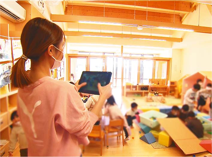写真：豊田市内の保育園でのタブレット操作の様子