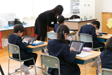 タブレットを使った授業模様(佐分利小学校2年生国語)
