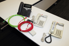 有事の際にはIP電話機などを接続し、非常事態対策室が立ち上がる