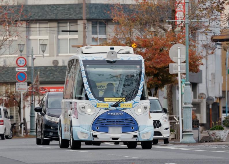 走行するEVバス