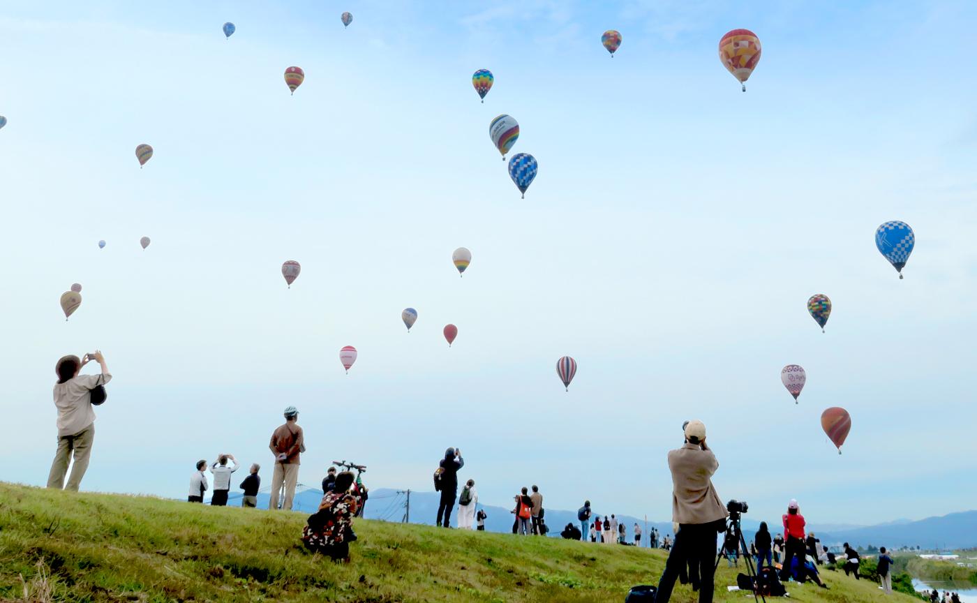 上空4,000フィートへ。地域に寄り添う佐賀支店バルーン活動の熱い想い