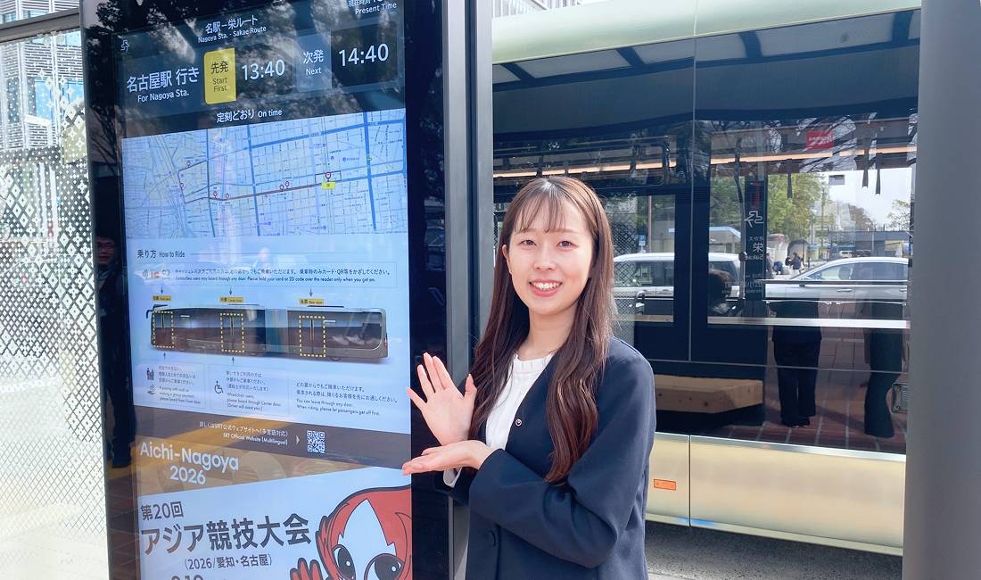 デジタルサイネージの前に立つ川口さん