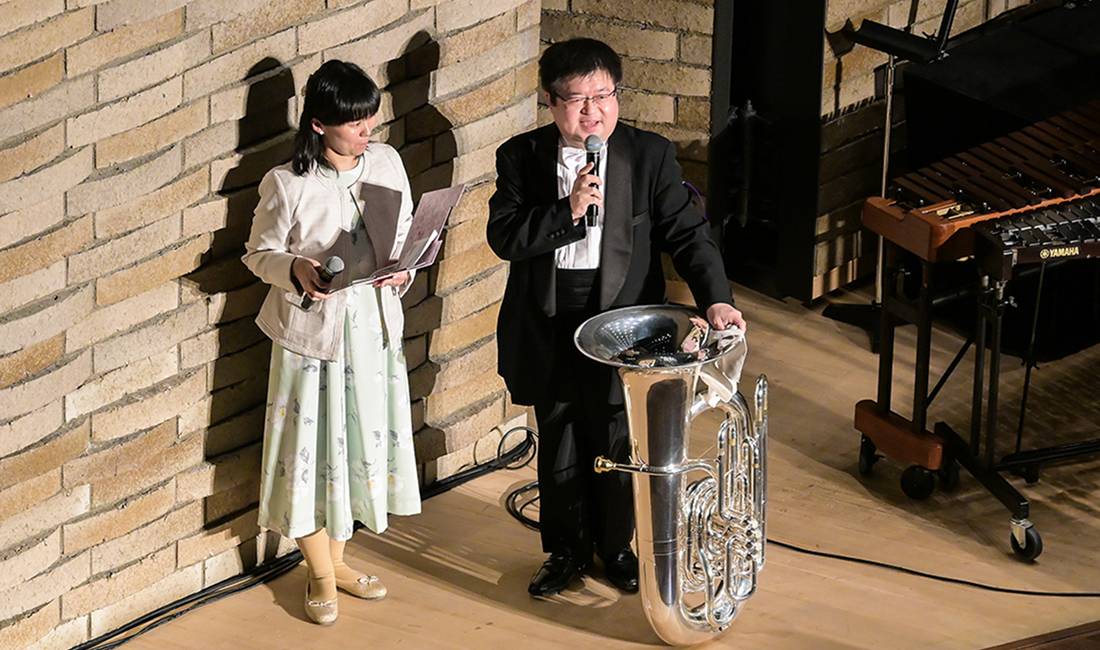 代表者として楽団の紹介をする加川さん