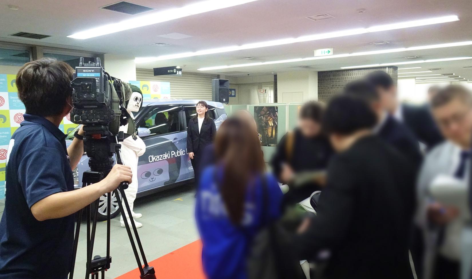 式典会場でテレビカメラが取材している様子