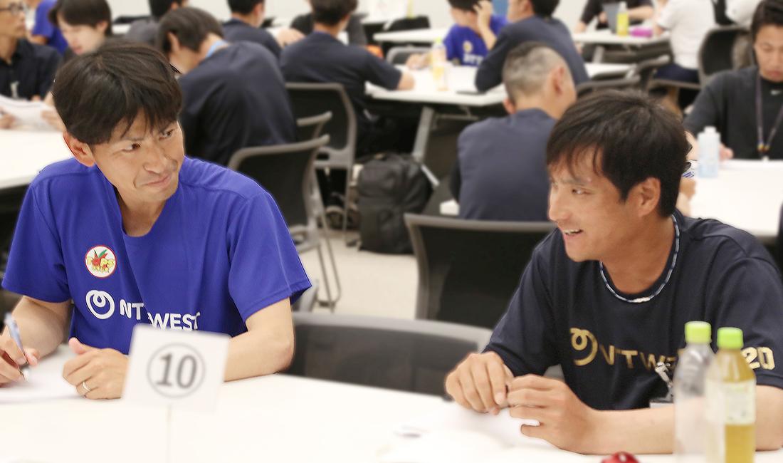 同じテーブルで語り合う選手たち