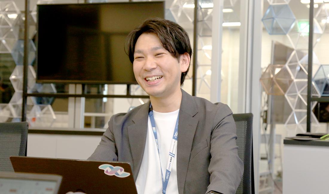 オフィスで笑顔を見せる仲宗根さん