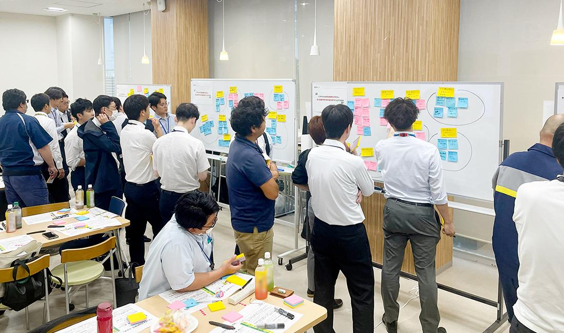 ホワイトボードを囲んでグループワークを行うJA職員とNTT西日本社員
