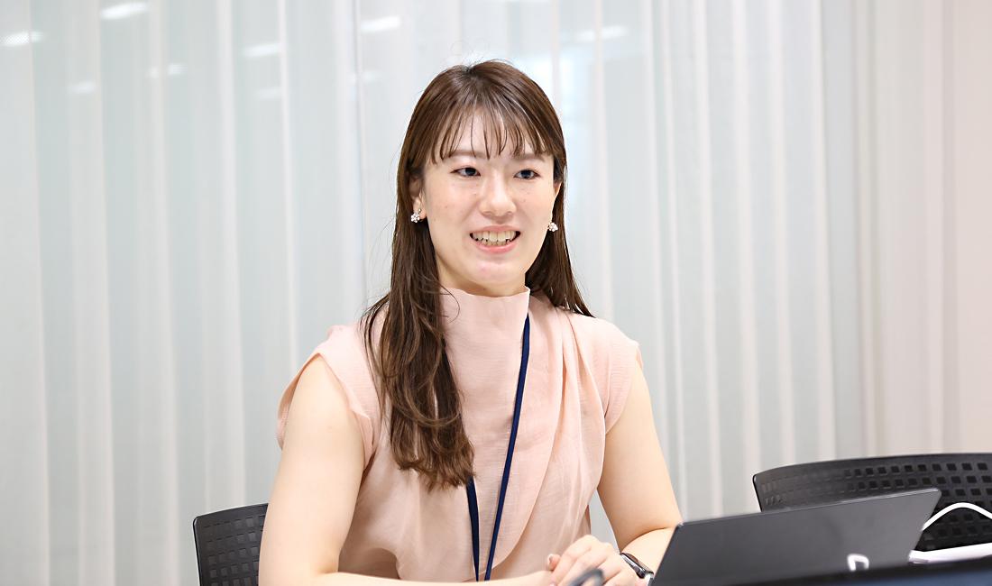 笑顔で話す小川原さん