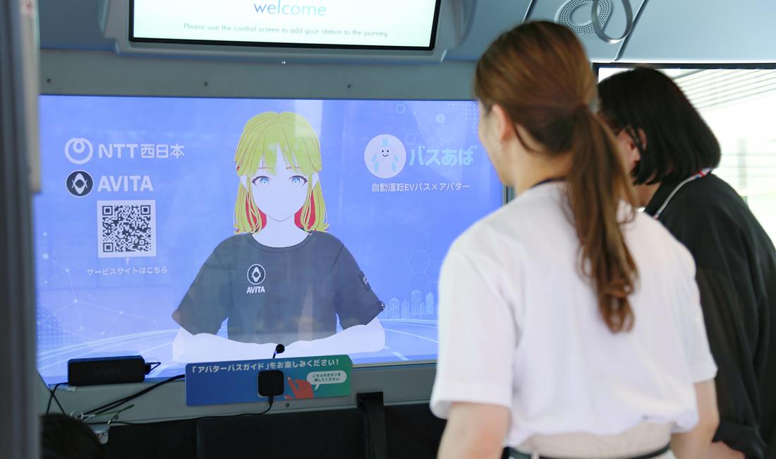 車内ディスプレイのアバターを前に打ち合わせをするメンバー
