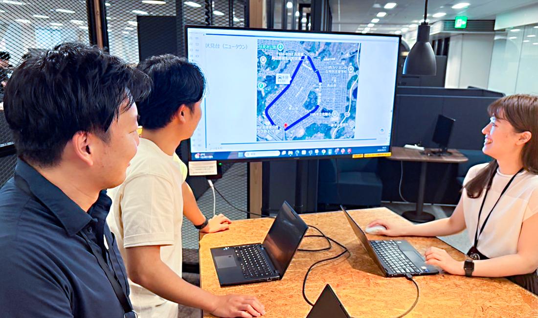 PCを囲んで走行ルートを検討するチームメンバー