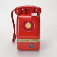 写真：1966（昭和41）年 大形赤公衆電話機