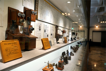 写真：貴重な電話機が並ぶ電話機の歴史コーナー