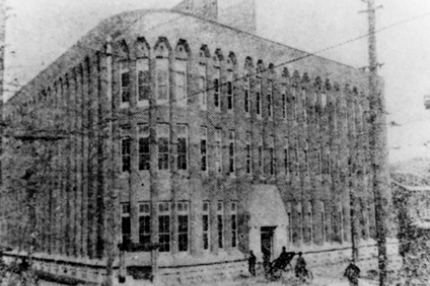 写真：1924（大正13）年に逓信省門司郵便局電話課庁舎として建築された当時の様子