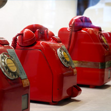 写真：赤色の公衆電話機 