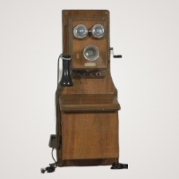 写真：1896（明治29）年 デルビル磁石式壁掛電話機