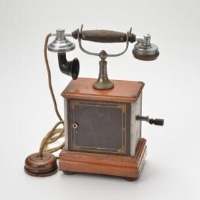 写真：1897（明治30）年 デルビル磁石式甲号卓上電話機
