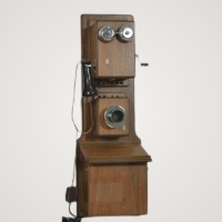 写真：1899（明治32）年 ソリッドバック磁石式壁掛電話機