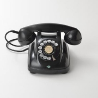 写真：1950（昭和25）年 4号自動式卓上電話機