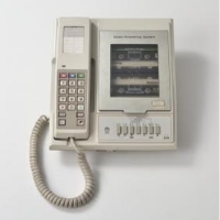写真：1985（昭和60）年 留守番電話機レポンスⅢ形