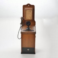 写真：1903（明治36）年 共電式公衆電話機
