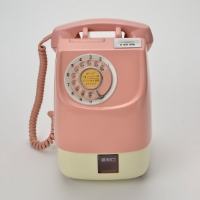 写真：1972（昭和47）年 大形ピンク電話機