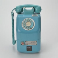 写真：1973（昭和48）年 新形青電話機