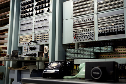 写真：門司電気通信レトロ館に保存されているクロスバ交換機の写真（一部）