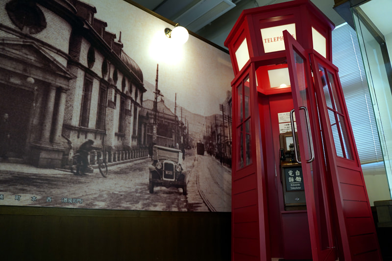 写真：日本最初の公衆電話ボックス（復刻版）の前で写真撮影が可能なスポット