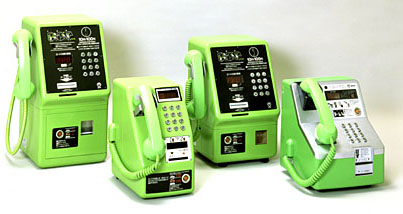 緊急通報ボタンのある公衆電話機（緑色）の写真