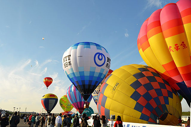 NTT西日本の気球が飛び立つ写真