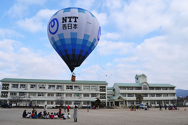 地域イベントでNTT西日本の気球が飛び立つ写真
