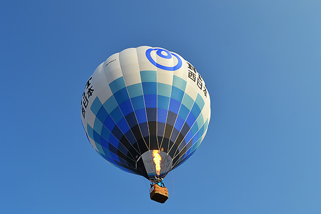 NTT西日本の気球が飛んでいる写真