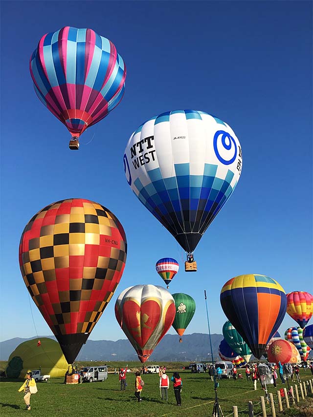 NTT西日本の気球が飛び立つ写真