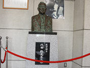 本社1階にある創始者・代田稔博士の銅像