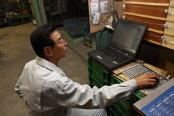 フレッツ 光ネクスト（FTTHアクセスサービス）の導入を機に工場にパソコンを配備。無線LANによって事務所とデータのやり取りが可能になり、作業効率が大きく向上した