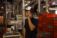 今回の導入に合わせて工場用の電話機にコードレス電話機を導入。工場内で、作業をしながらでも会話が可能に